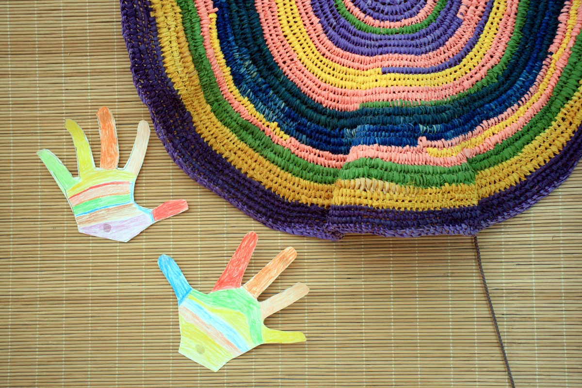 Χειροτεχνία: μαρκαδόροι, ράφια χρωνατιστή και χαρτί