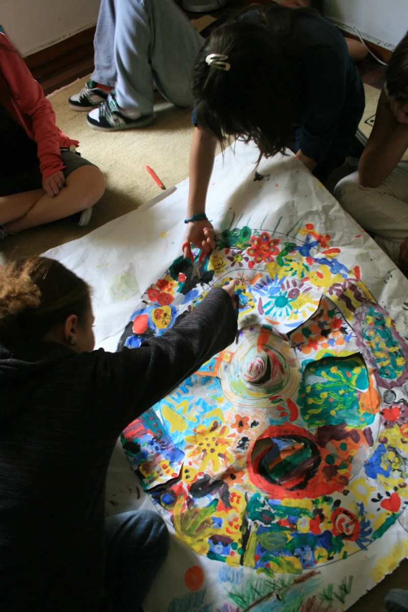 Painting together: teenagers' group